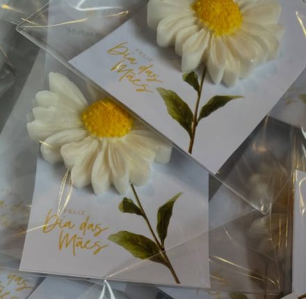 Sabonete de margarida embalado com cartão de Feliz Dia das Mães
